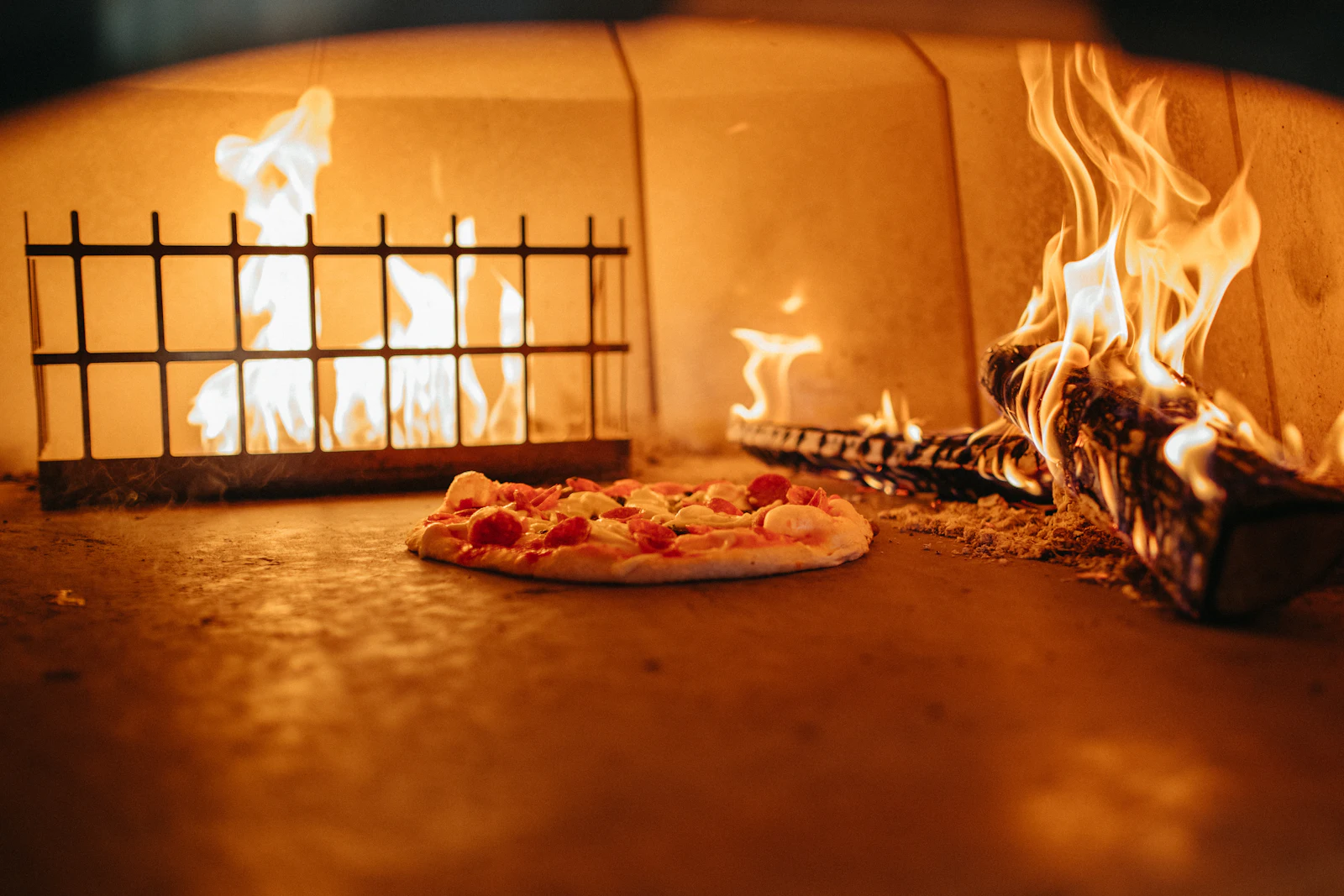 Pizza servie sur une assiette devant le feu